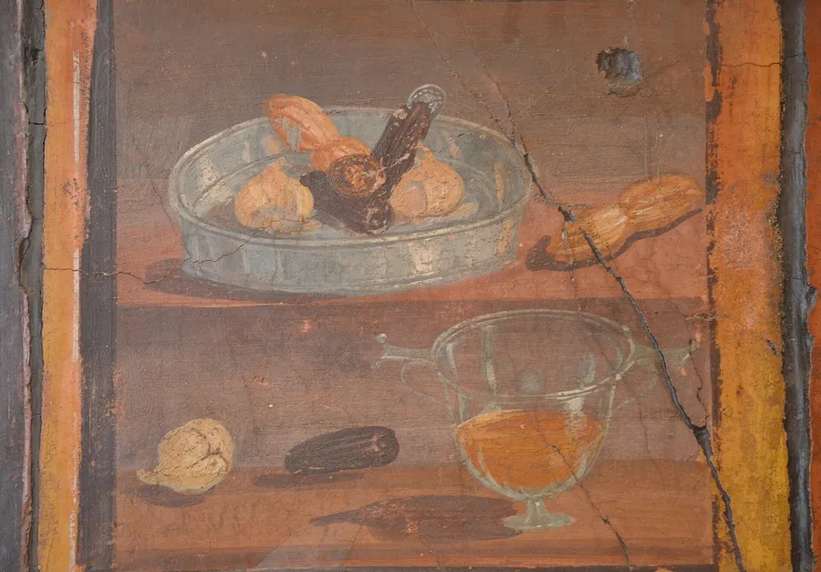 Pahar cu vin roșu pe o tavă de argint, frescă din Herculaneum, Casa Cerbilor, MANN.