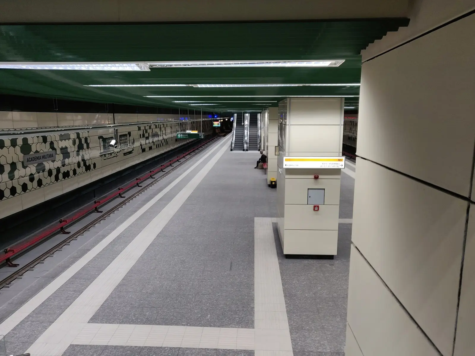 Platform of Academia Militară station
