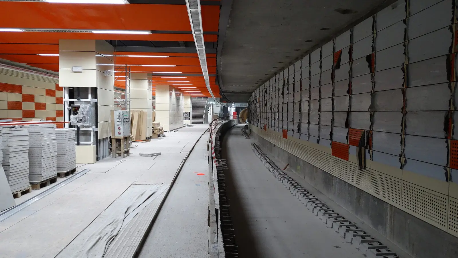 Platform of Brâncuși station during fit-out, before the M5 opening