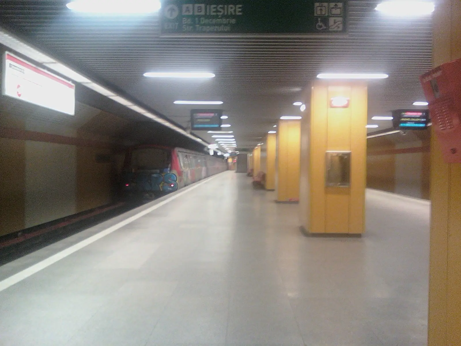 Platform of 1 Decembrie 1918 station