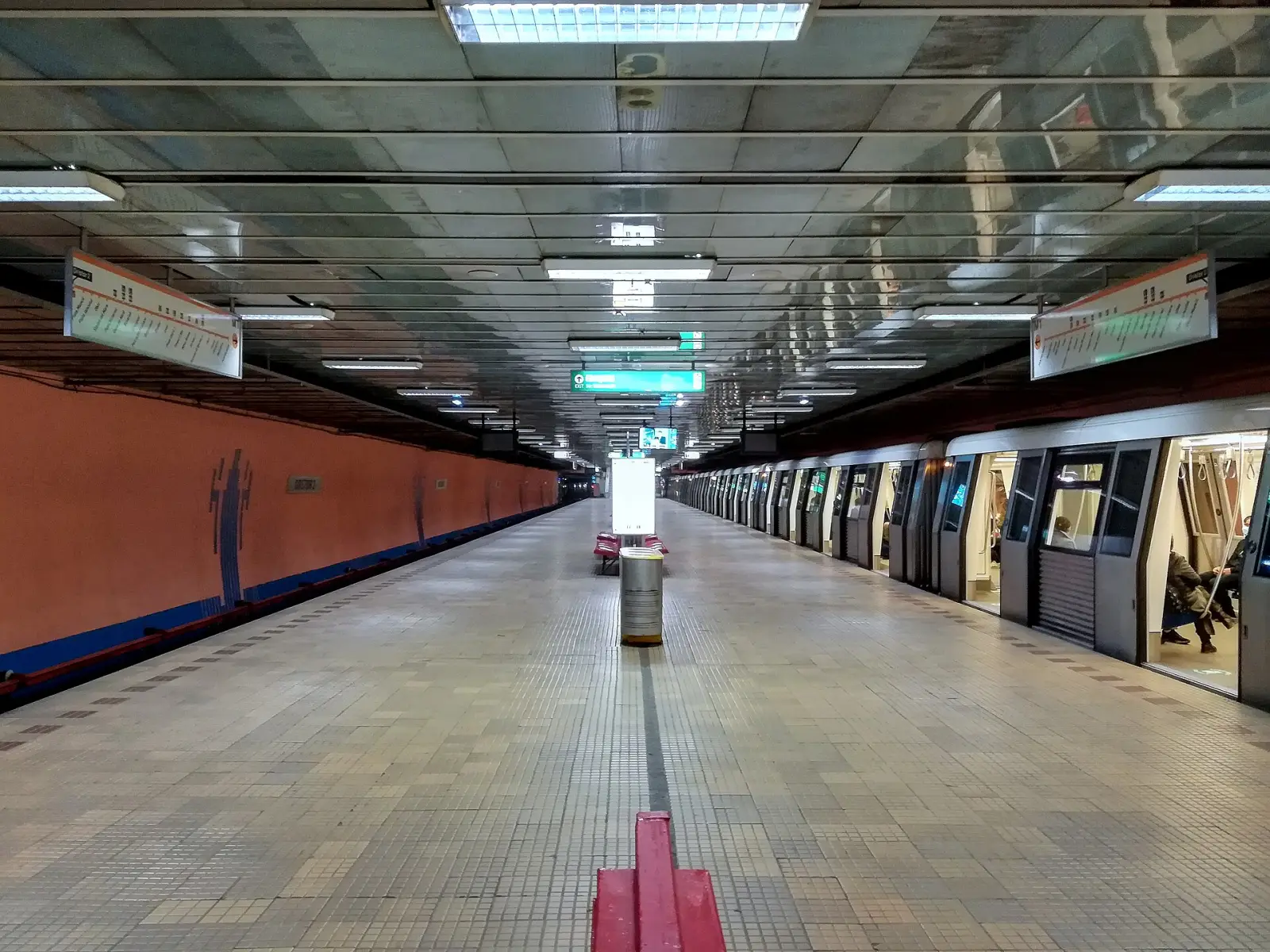 Peronul central dintre două trenuri la Dristor