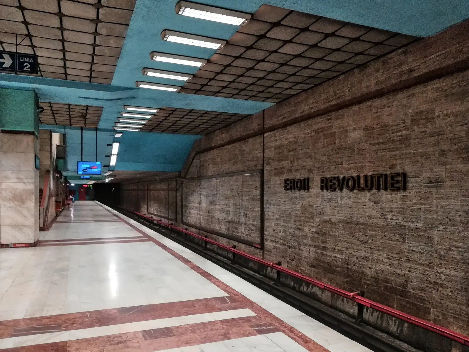 Platform and brick wall with the station name at Eroii Revoluției