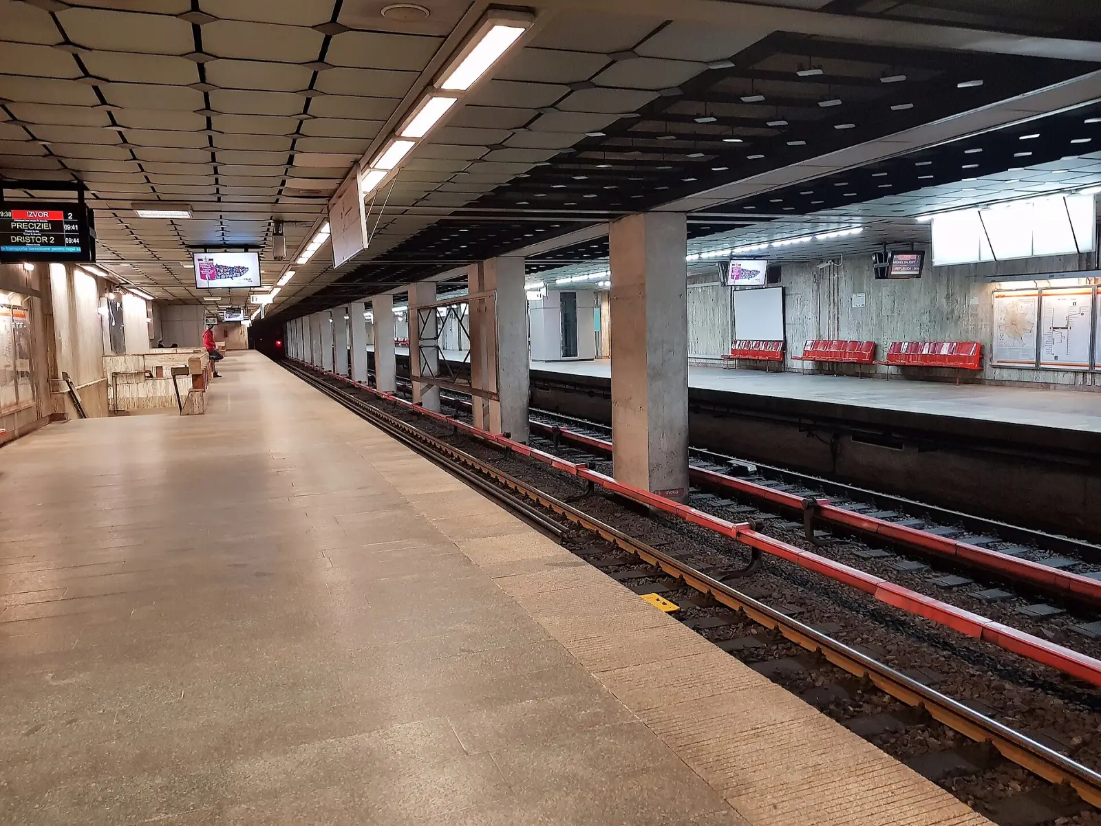 Peronul stației Izvor