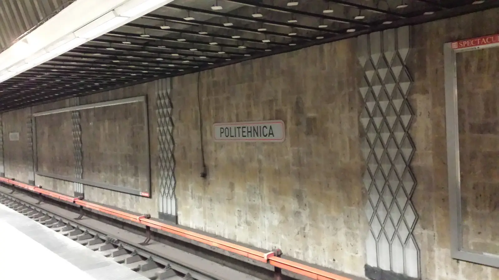 Peretele placat cu piatră, cu numele stației, lângă linie la Politehnica