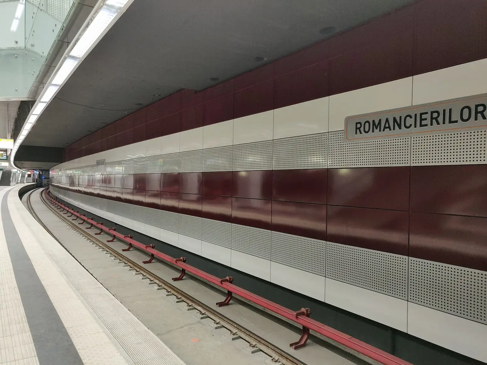 Peronul stației Romancierilor