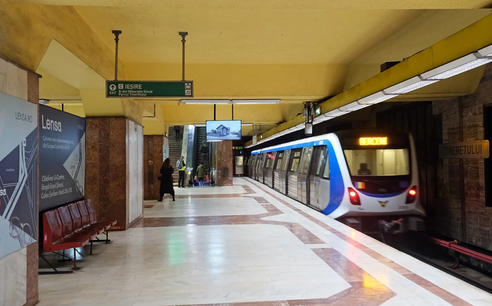 Peronul stației Tineretului, cu un tren intrând în stație