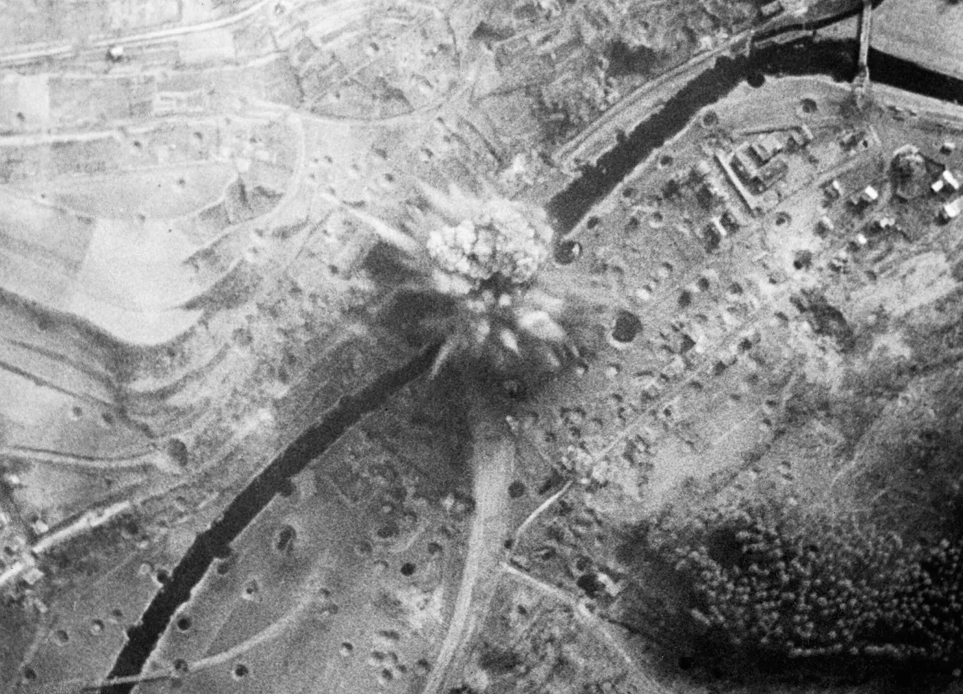 O bombă Grand Slam explodează la viaductul feroviar de la Arnsberg, Germania, pe 19 martie 1945, lansată de un Lancaster din Escadrila 617