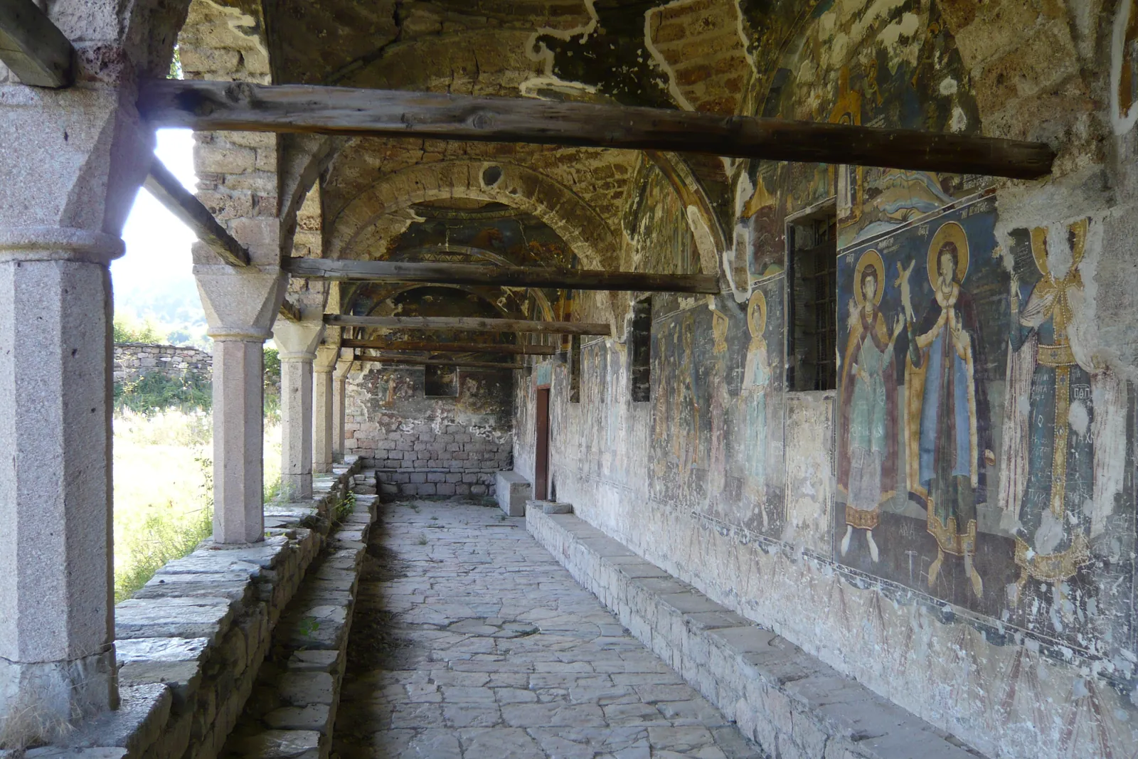 Biserica Sfântul Atanasie din Voskopoja, una dintre bisericile de secol XVIII păstrate.