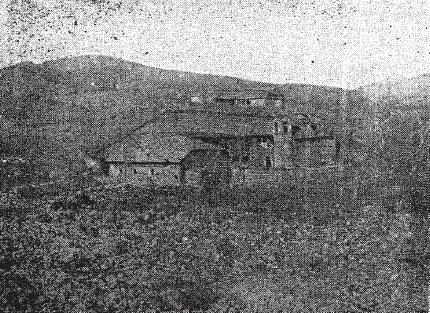 Fotografie din 1912–1916 cu biserica Sfântul Ioan din Moscopole, azi dispărută; în fața ei se văd rămășițele Academiei Noi.