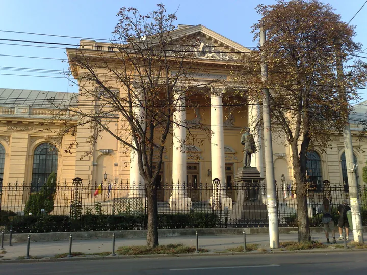 Fațada Facultății de Medicină din București, clădire monumentală cu coloane, fotografiată din stradă.