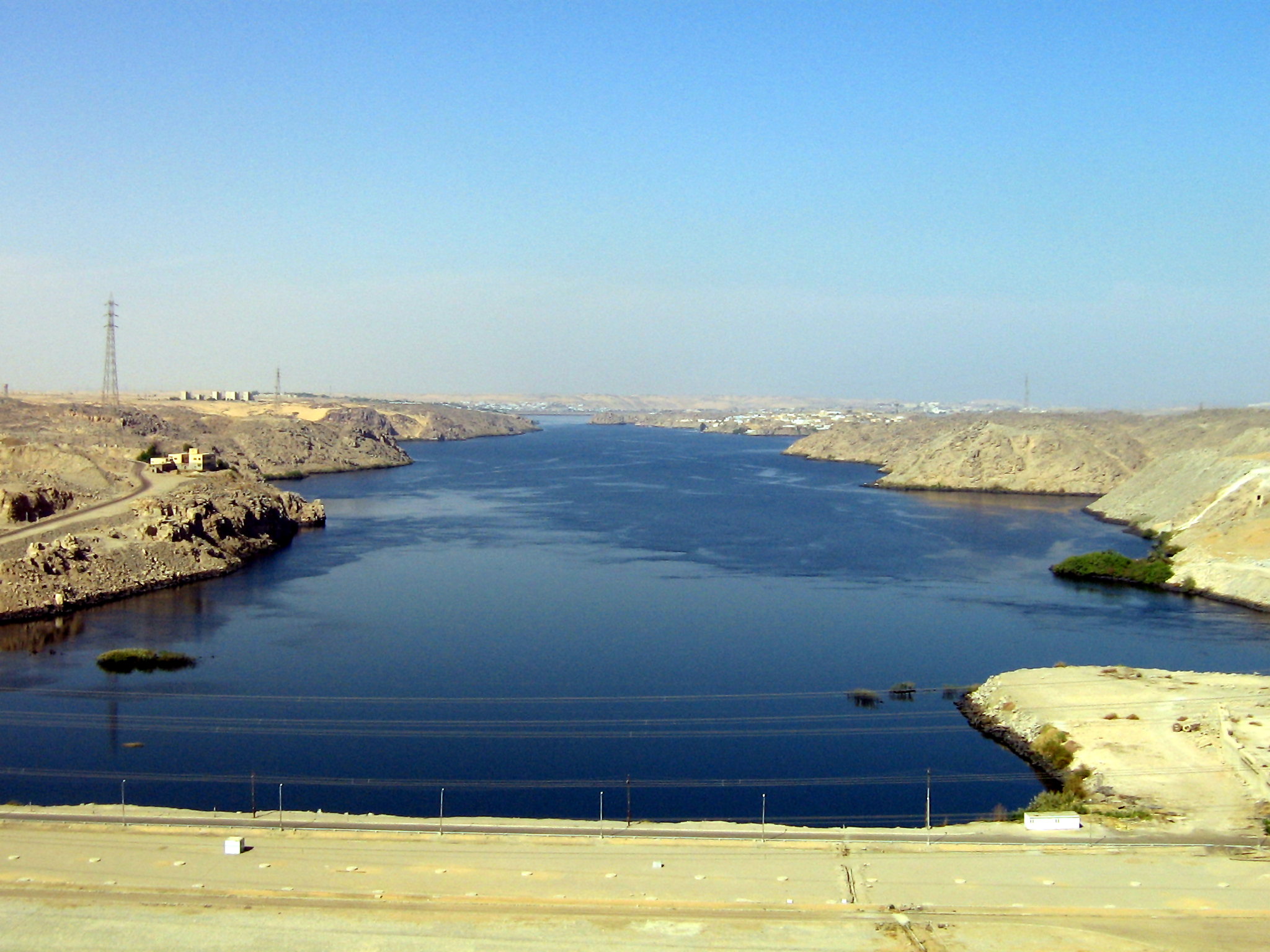 Barajul Înal de la Aswan, văzut de pe coronament
