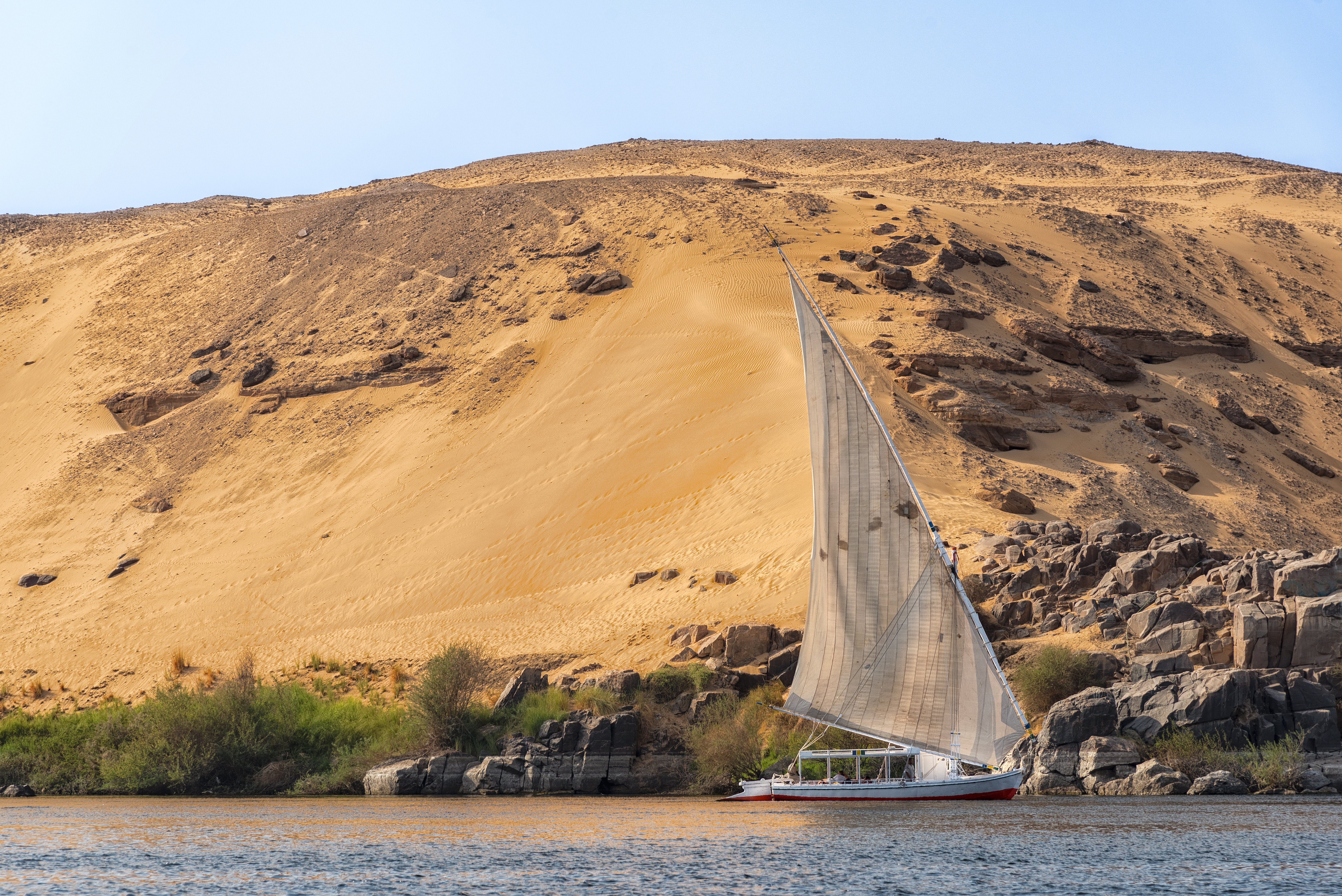 Felucă cu punte deschisă pe Nil, lângă Aswan