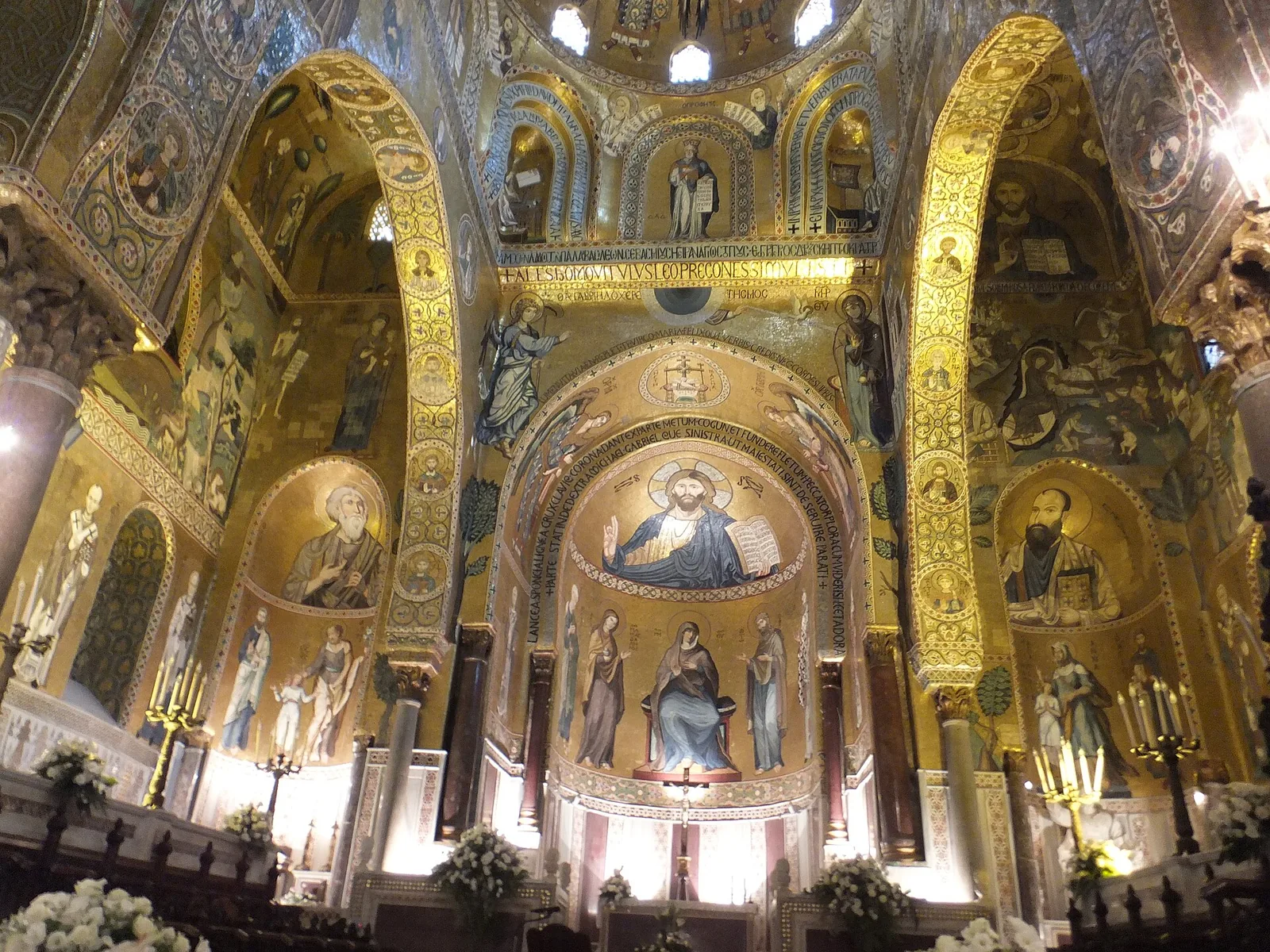 Interior de capelă acoperit cu mozaicuri aurii, cu Crist Pantocrator în absidă.