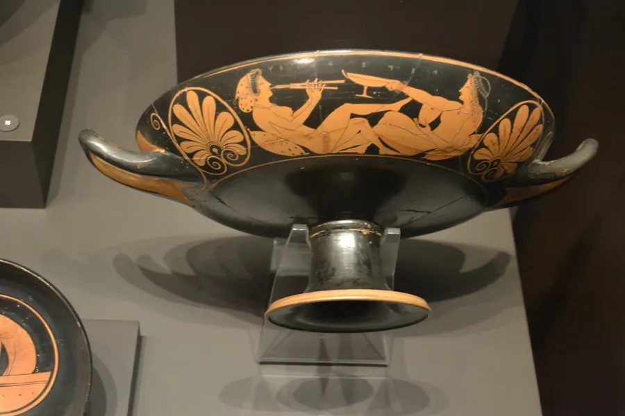Kylix cu scenă de symposium: băutul împreună era deja ritual.