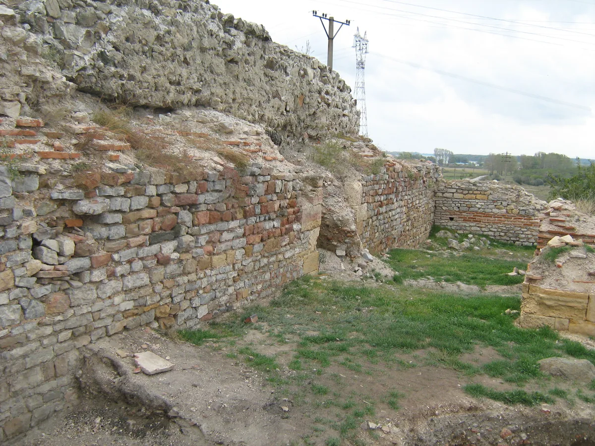 Zid excavat din piatră și cărămidă romană