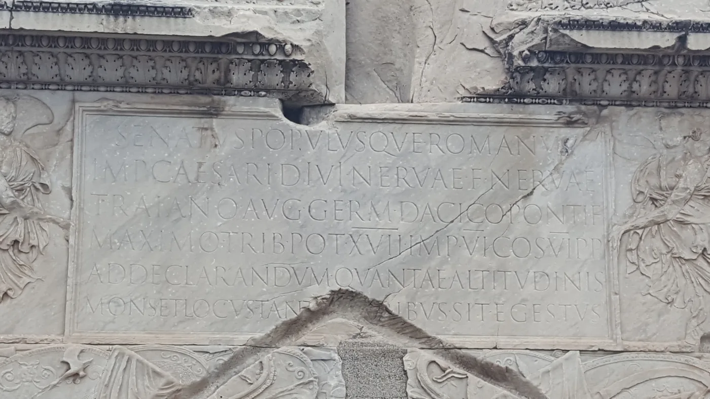 Dedicația sculptată de pe Columna lui Traian