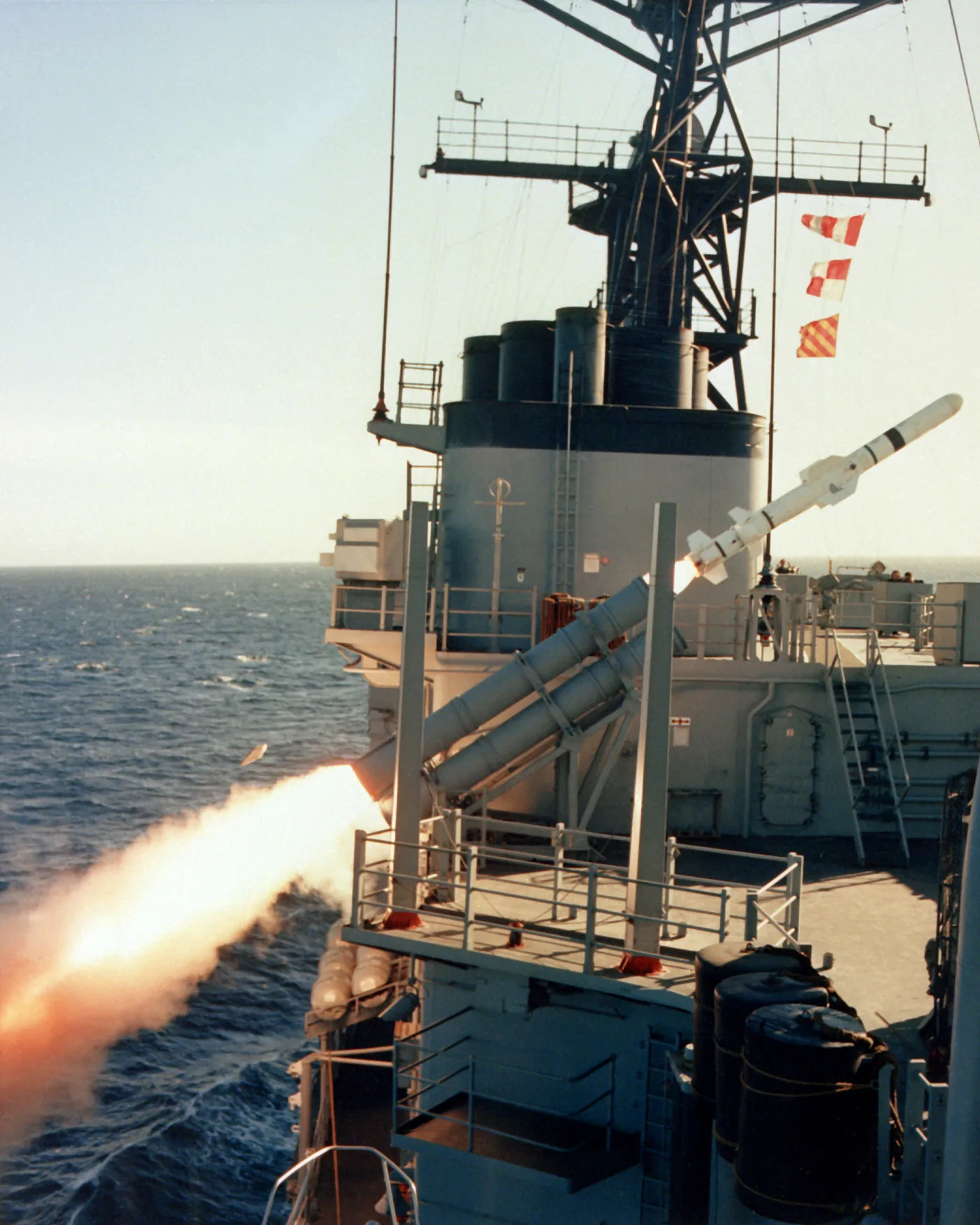 O rachetă Harpoon lansată de pe distrugătorul USS Fletcher. Aceeași rachetă pleacă și de pe submarine, sub codul UGM-84, și din avioane, sub codul AGM-84.