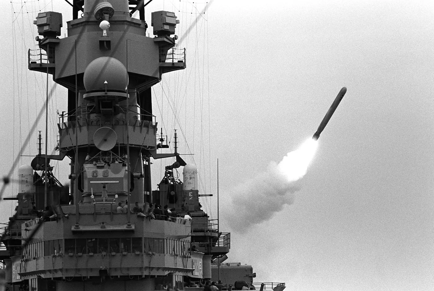 O rachetă Tomahawk lansată de pe cuirasatul USS Missouri în timpul Războiului din Golf, 1991.