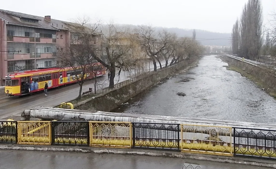 The old pre-2011 Reșița tram beside the Bârzava river