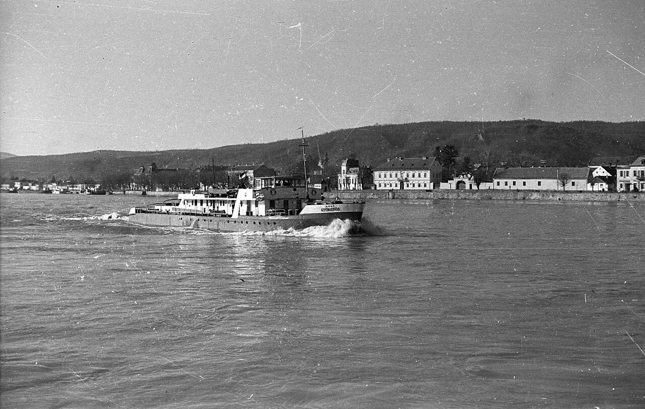 1963 photograph of Orșova from the Danube, with the Gyöngyös tug in the foreground.