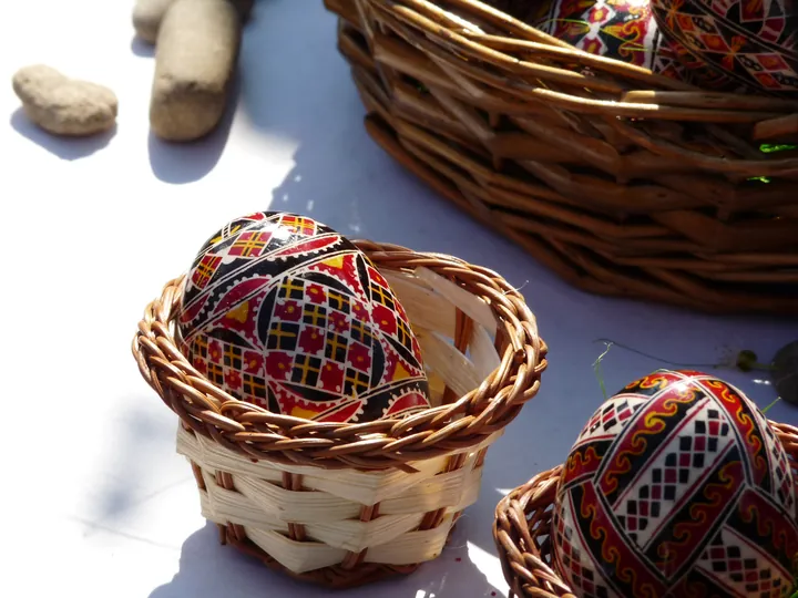 Ouă încondeiate expuse la Muzeul Satului.