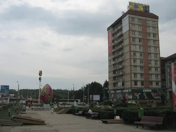 Sculptură uriașă în formă de ou încondeiat.