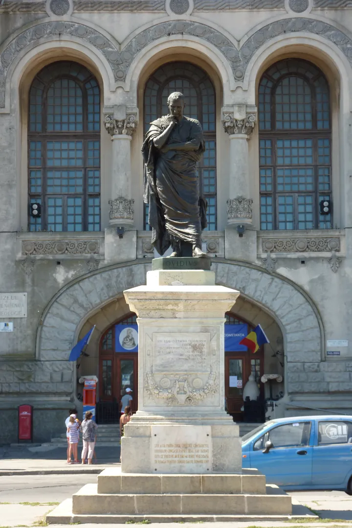 Statuia de bronz a lui Ovidiu, în picioare, cu un sul în mână, pe soclu de piatră în Piața Ovidiu