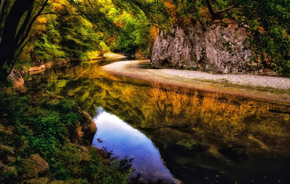 Cheile Nerei, în Parcul Național Cheile Nerei – Beușnița, una dintre cele opt componente românești ale sitului UNESCO.
