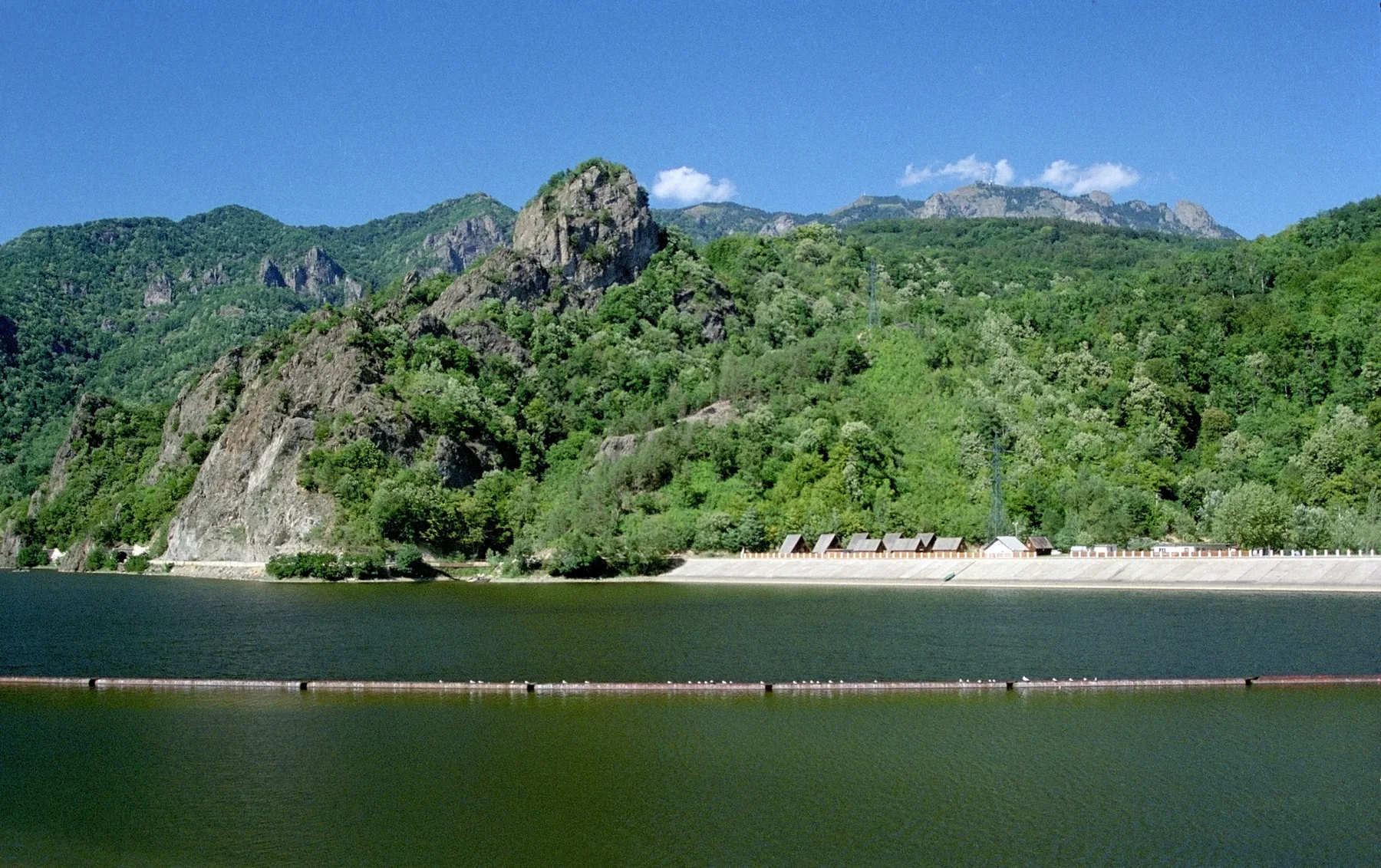 Munții Cozia, deasupra defileului Oltului, în Parcul Național Cozia.