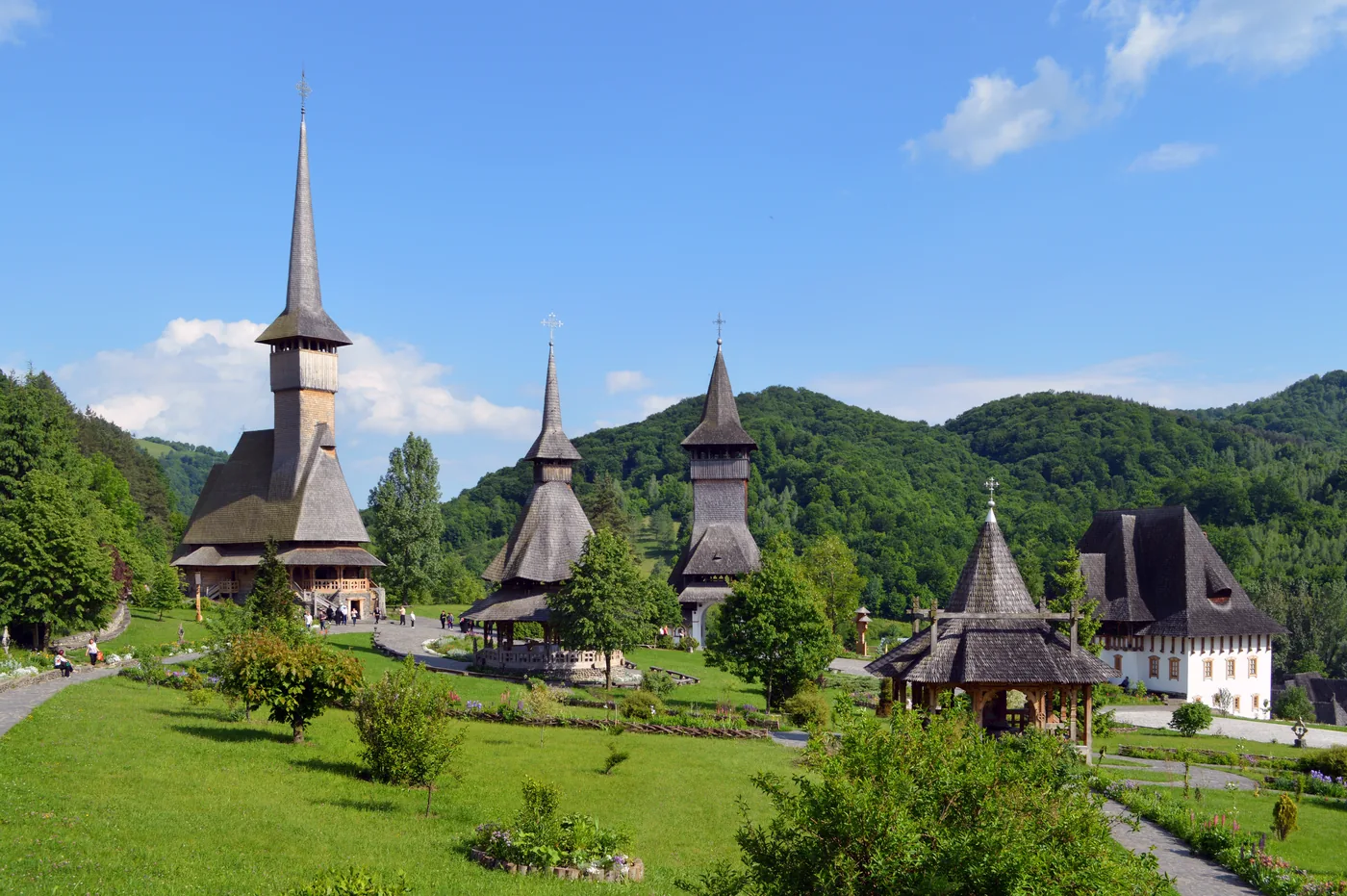 Mănăstirea Bârsana din Maramureș, cu turla înaltă de lemn.