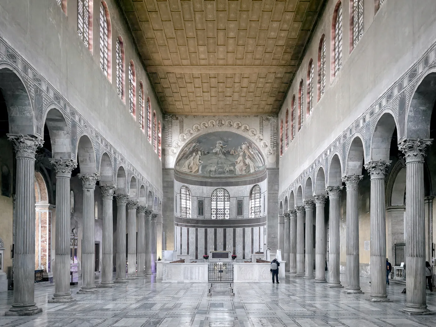 Nava bazilicii Santa Sabina din Roma, cu șirurile de coloane spre altar.