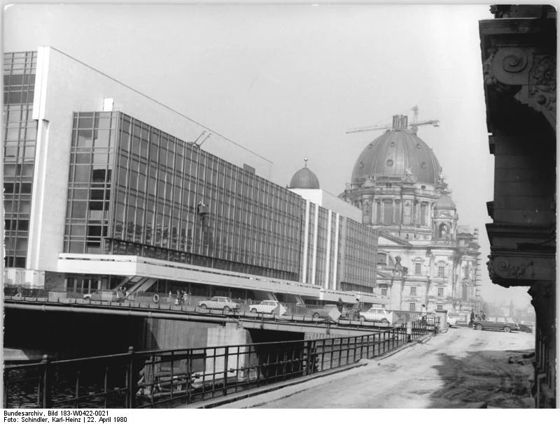 Palast der Republik and Berlin Cathedral in a photograph dated 22 April 1980.