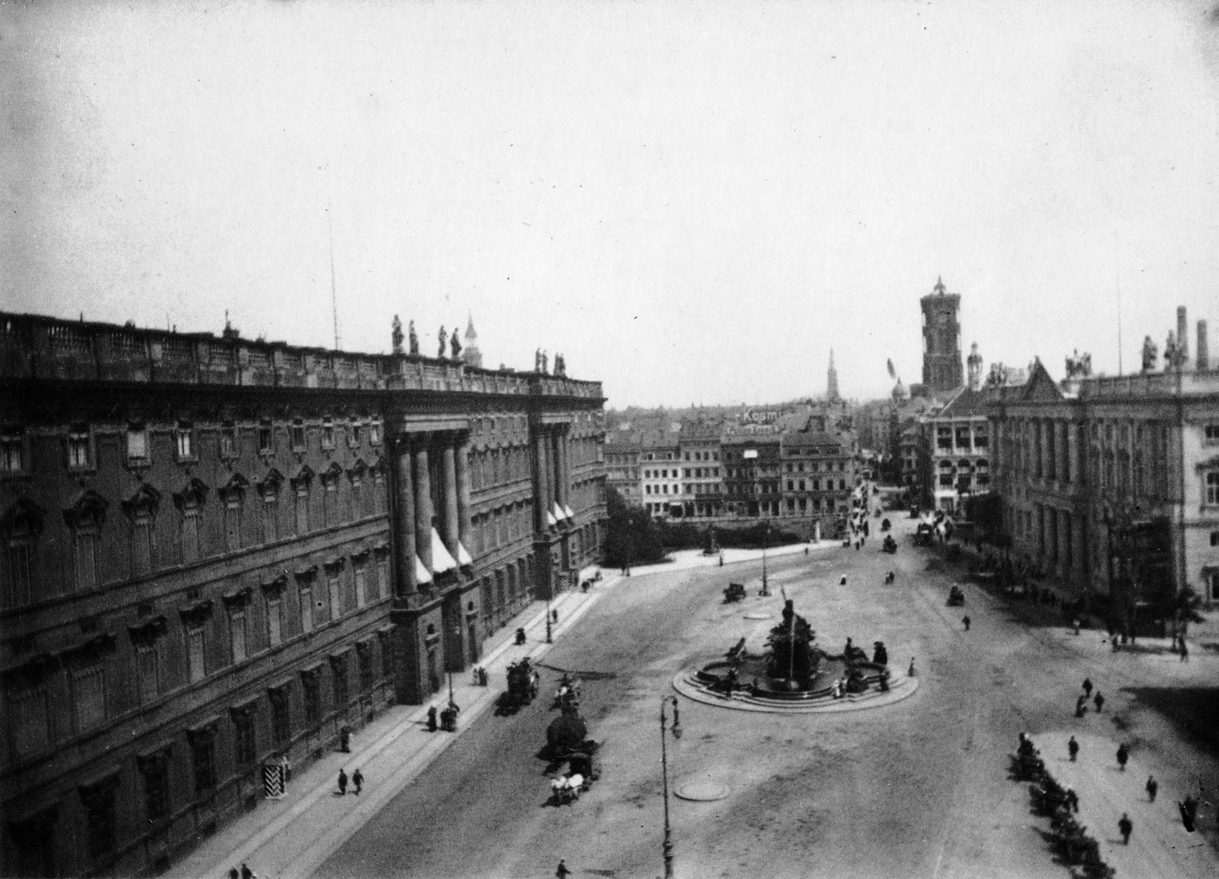Schlossplatz and the Neptune Fountain in an early twentieth-century photograph.