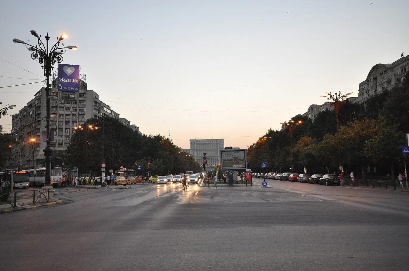 Palatul la capătul Bulevardului Unirii, la apus.
