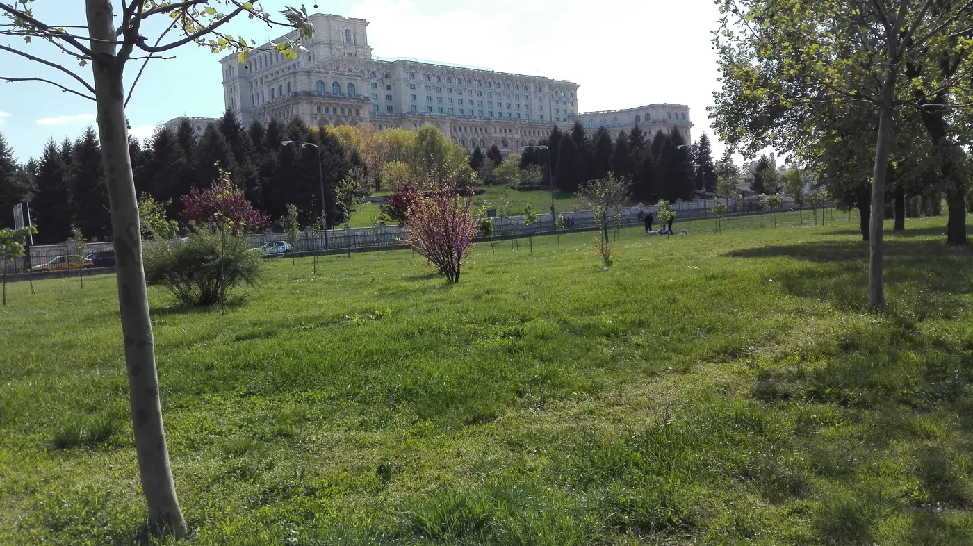 Palatul Parlamentului văzut dinspre Piața Constituției.