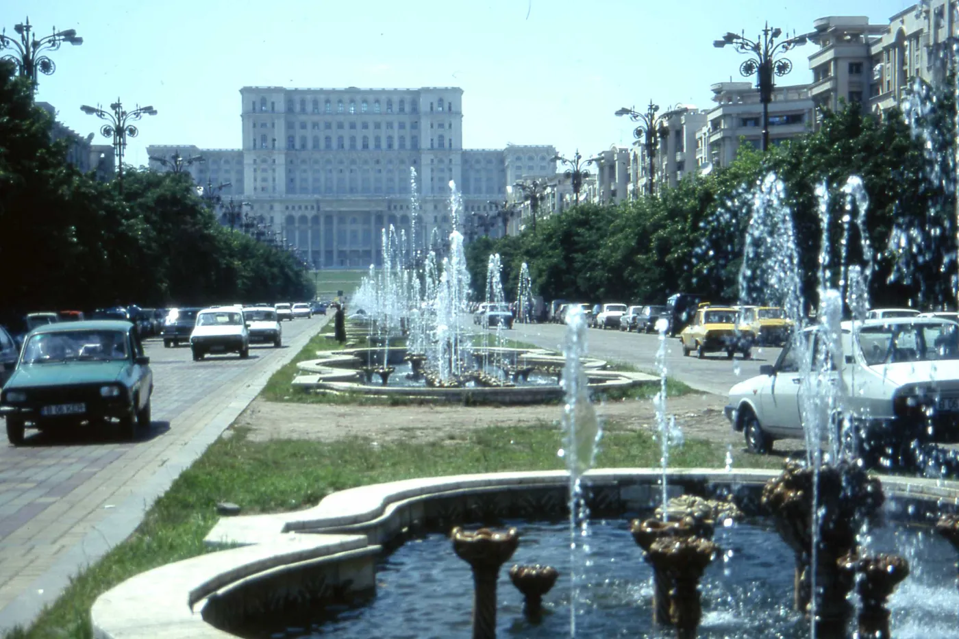Palatul văzut de pe Bulevardul Unirii în iunie 1996, cu fântânile și Dacii.