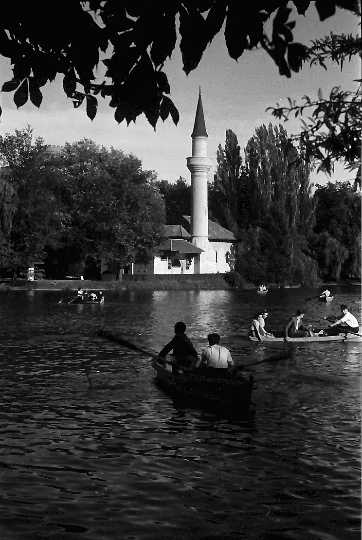 Parcul Carol: geamia cu minaret pe malul lacului, bărci cu vâslași