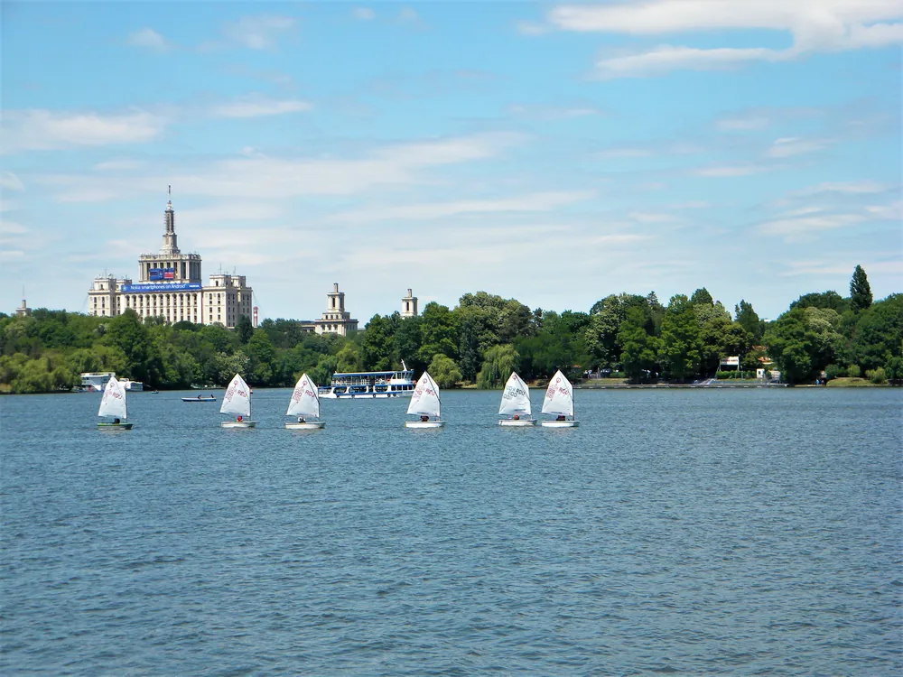 Bărci cu vâsle pe lacul Herăstrău