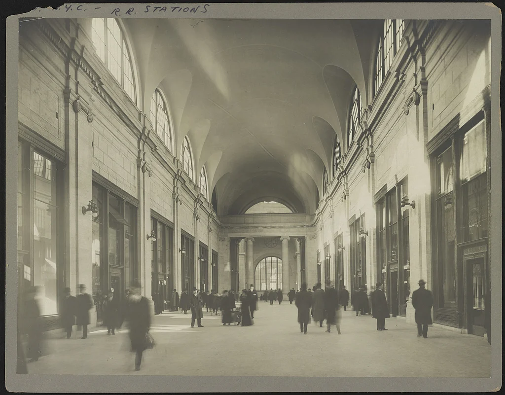 Passengers in a station hallway. Image registered in 1911.