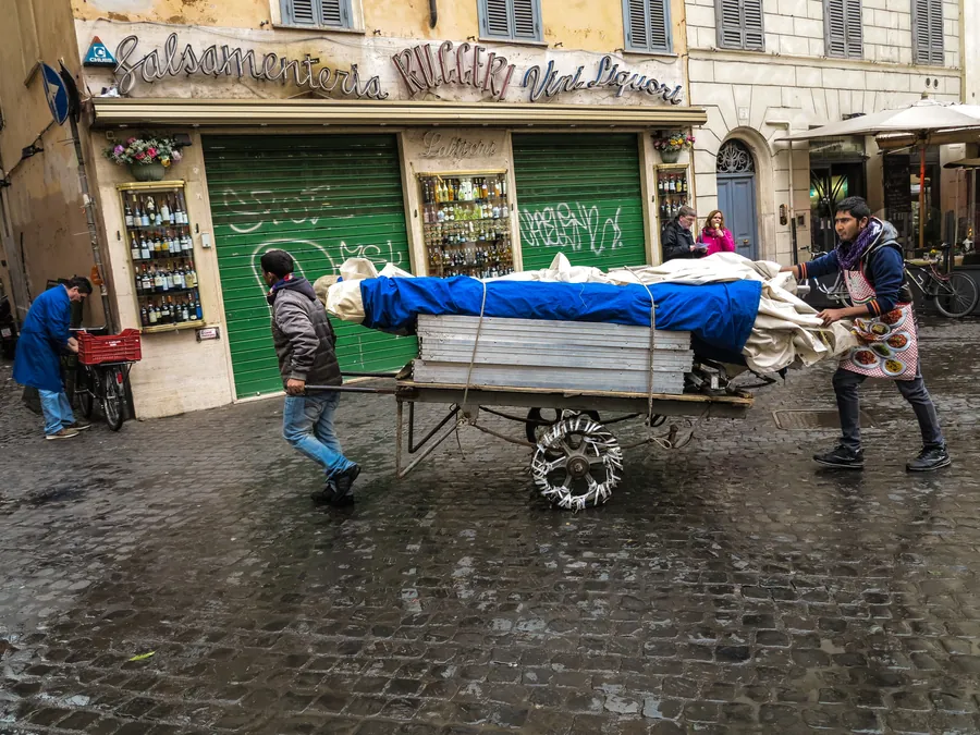 O piață care vinde și azi: Campo de' Fiori, Roma.