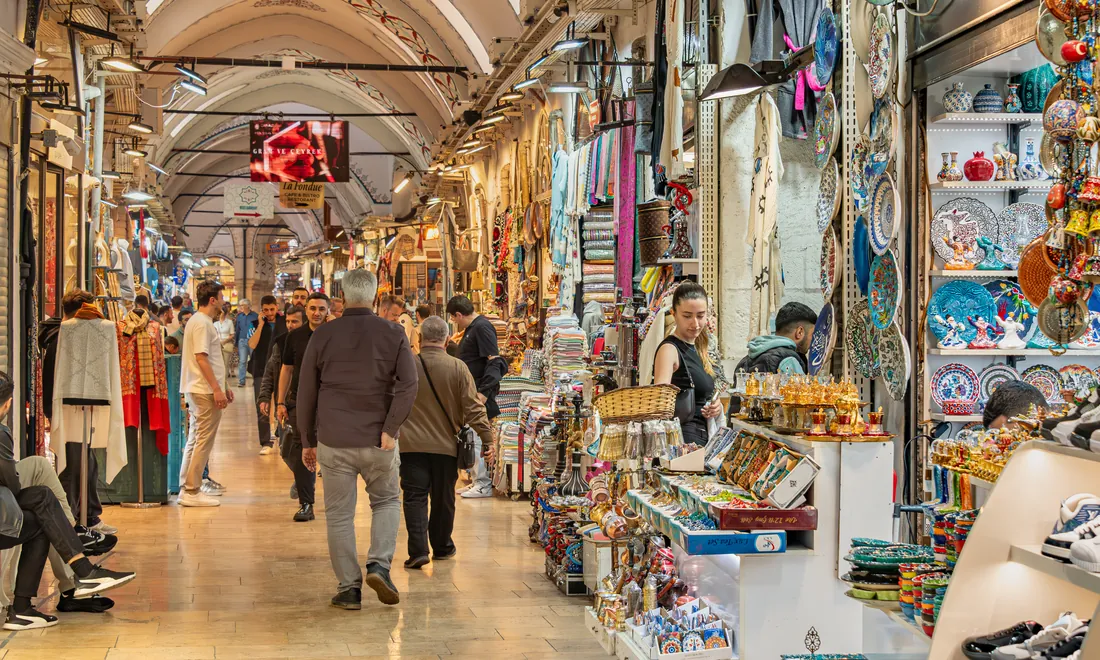 Șiruri acoperite de prăvălii: Marele Bazar, Istanbul.