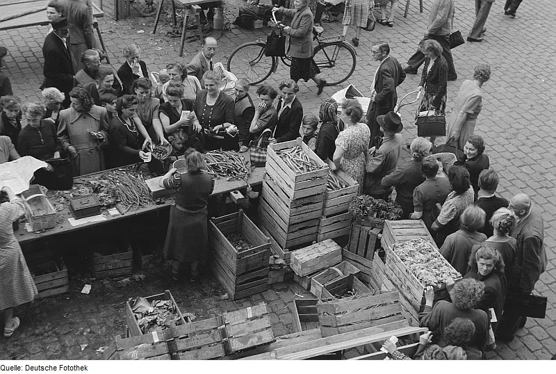 Tarabă cu fructe și legume, fotografie est-germană de arhivă.