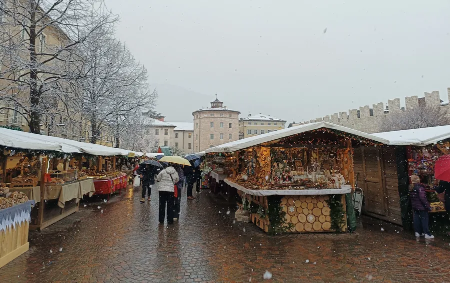 Târg anual în piață: Piazza Fiera, Trento.