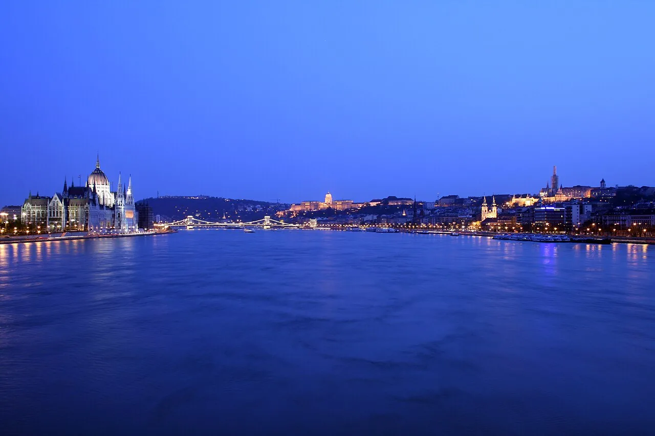 Dunărea la Budapesta noaptea, cu Parlamentul luminat pe mal