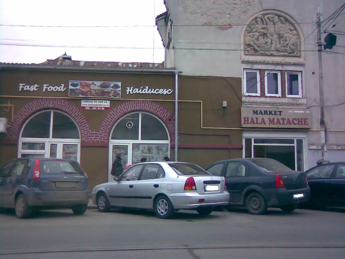 Hala Matache în 2010: fațada halei de cărămidă, înainte de demolare