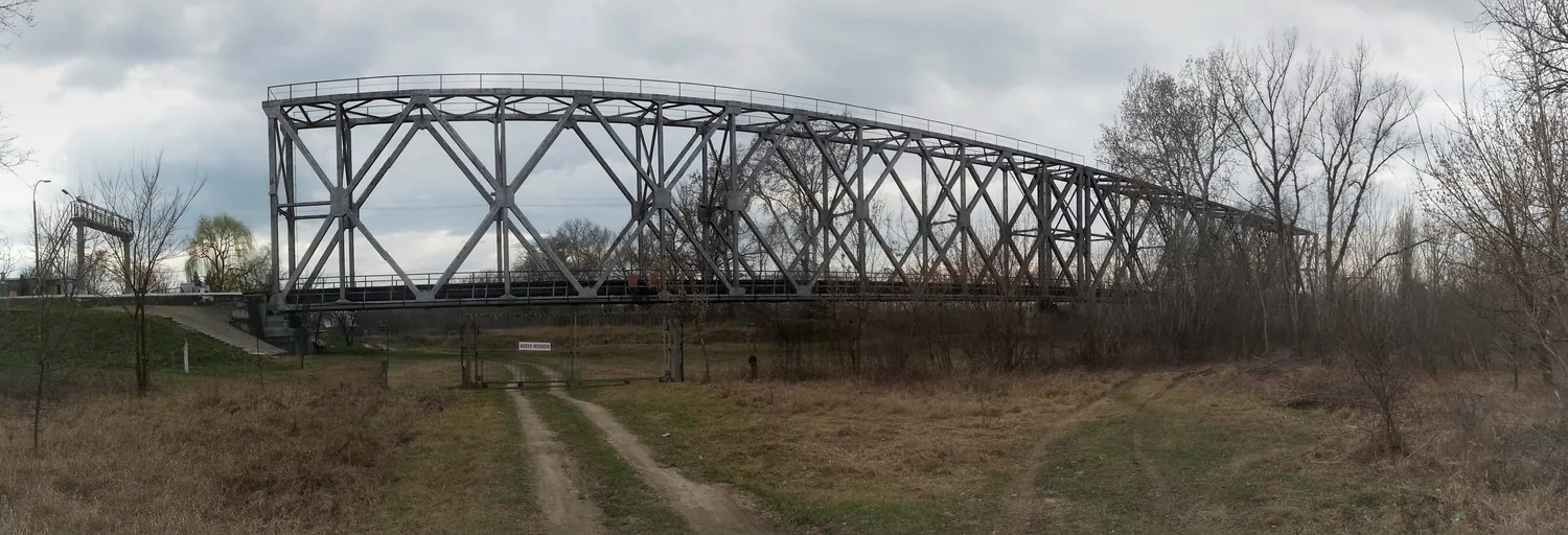 Podul feroviar de la Ungheni văzut lateral, cu cele două deschideri metalice