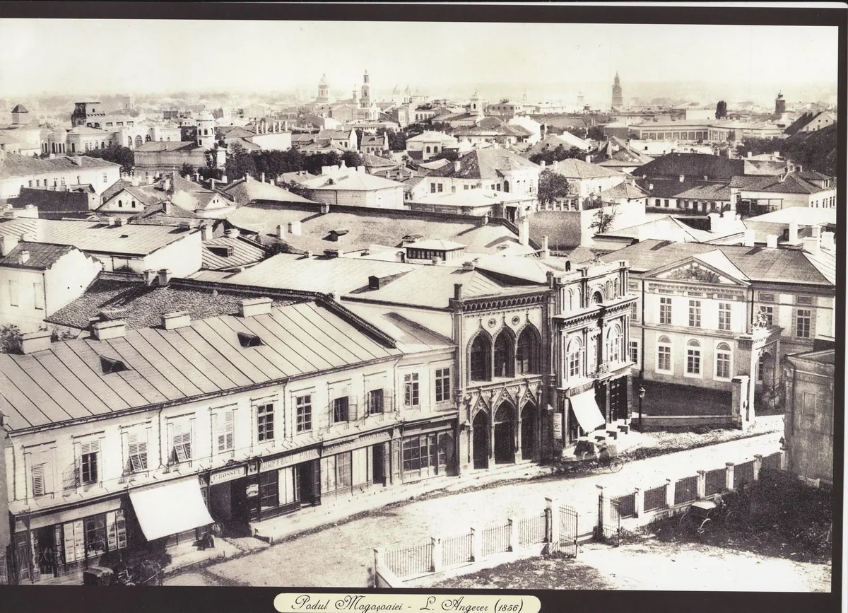 Fotografie de epocă: Podul Mogoșoaiei cu trăsuri și prăvălii, de Ludwig Angerer