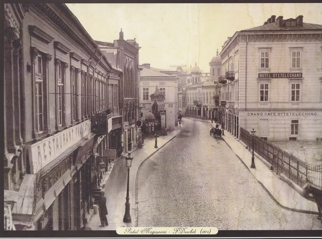 Fotografie de epocă: Podul Mogoșoaiei, case și prăvălii, de Franz Duschek