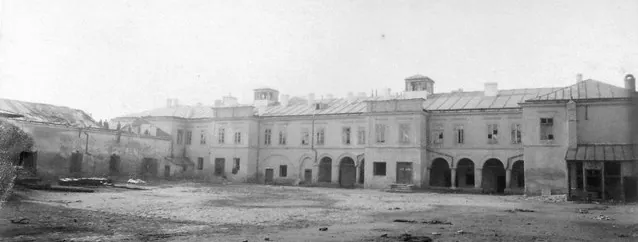 Fotografie de epocă: curtea interioară a Hanului Șerban Vodă