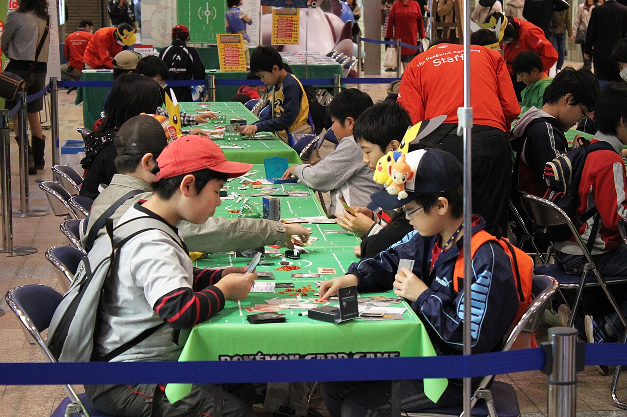 Dos jugadores en una partida de Pokémon Trading Card Game
